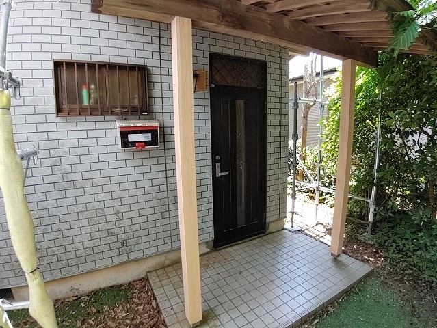 玄関ポーチ柱の交換ごの風景